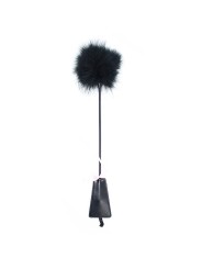 votre grossiste en dropshipping Dreamy Fetish avec cette cravache noire de 49 cm avec embout plumes et embout féssées