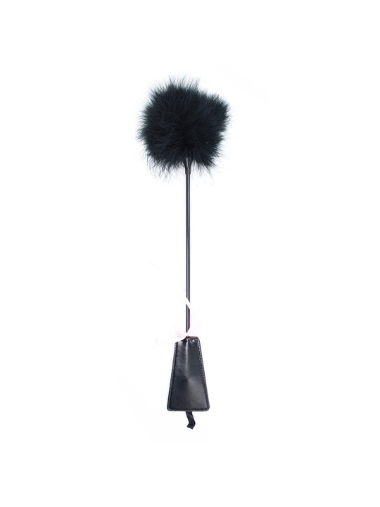 votre grossiste en dropshipping Dreamy Fetish avec cette cravache noire de 49 cm avec embout plumes et embout féssées