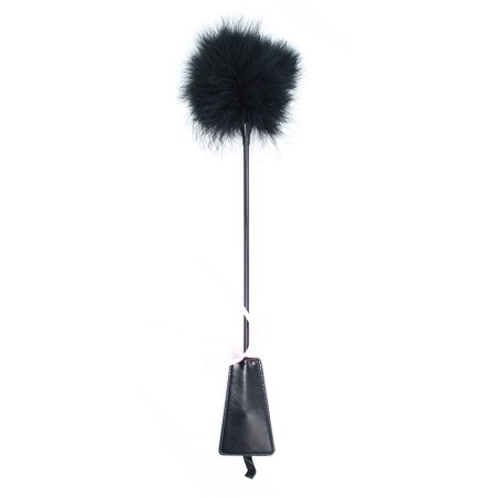 votre grossiste en dropshipping Dreamy Fetish avec cette cravache noire de 49 cm avec embout plumes et embout féssées