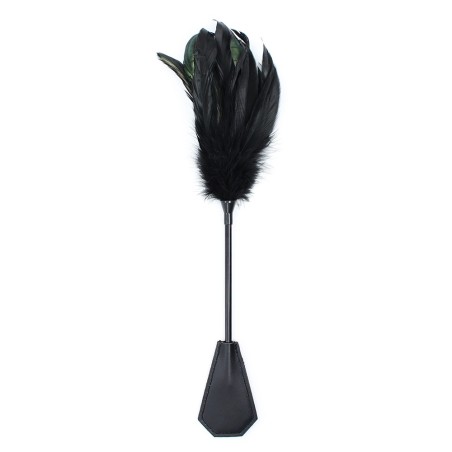 votre grossiste en dropshipping Dreamy Fetish avec cette cravache noire de 48 cm avec un embout fessées et un embout plumes.