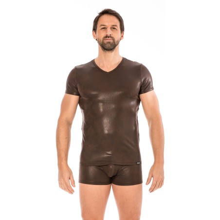 T-shirt  Homme, en simili cuir marron, effet mouillé de chez votre grossiste LOOKME, sépcialiste en lingerie BDSM pour Homme.